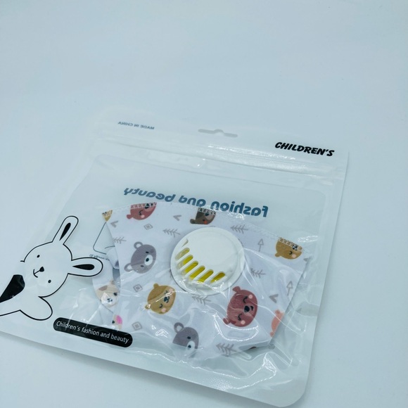 NWT BEAR PRINT CHILDREN FACE MASK WITH FILTER - Picture 2 of 2